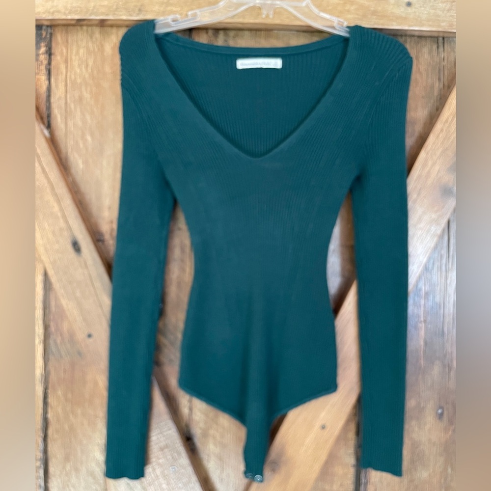Abercrombie &
Fitch Size Small Kelly Green Ribbed V-Neck Long
Sleeve Bodysuit